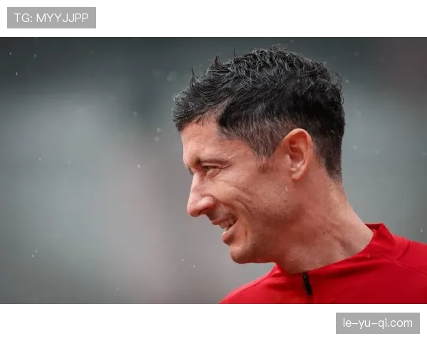 莱万多夫斯基再展双足神技 全面表现引发球迷热烈讨论