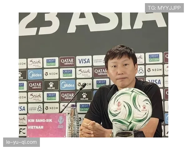 越南国家队迎战强敌，球迷热情助威彰显竞技实力