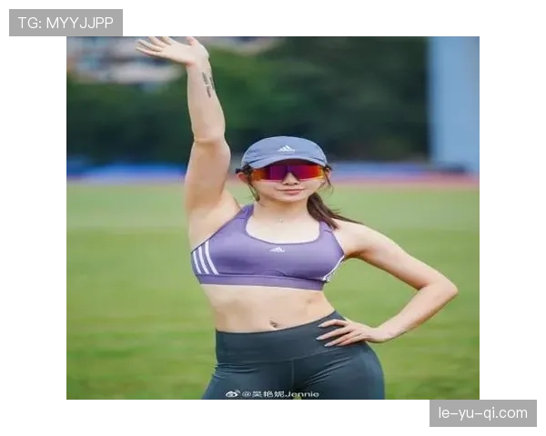 吴艳妮训练间吃泡面配插班生好暧昧，隔壁网友都看傻了！